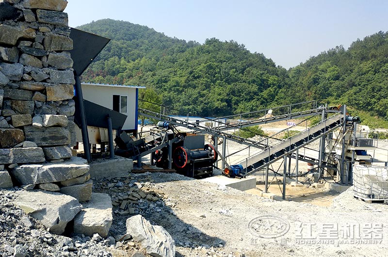 顎式細(xì)破碎機(jī)破碎現(xiàn)場(chǎng)，搭配制砂機(jī)使用